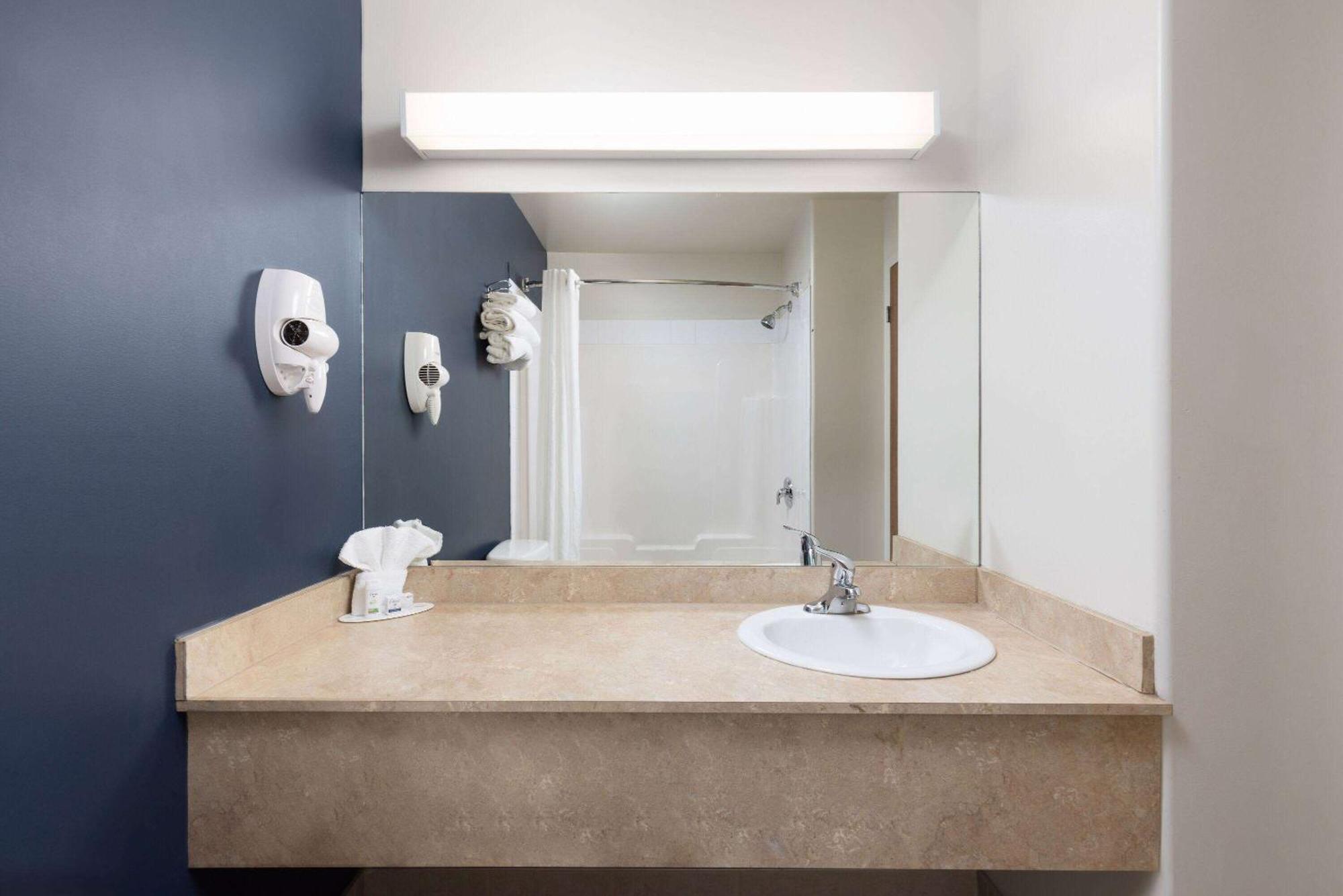 Super 8 By Wyndham Agathe Des Monts Hotel